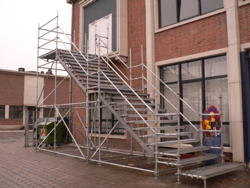 Trap met trapbomen